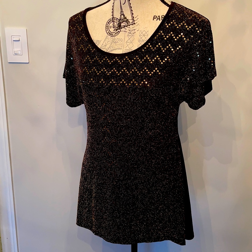 •PICK 3 for $20 👚 Beautiful gold and black shiny top